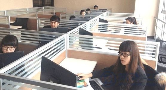 午夜小电影科技售中客服服務，客服部實拍圖